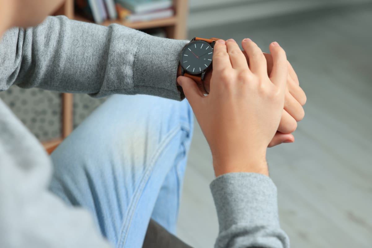 Conoce qué significa que una persona llegue tarde.