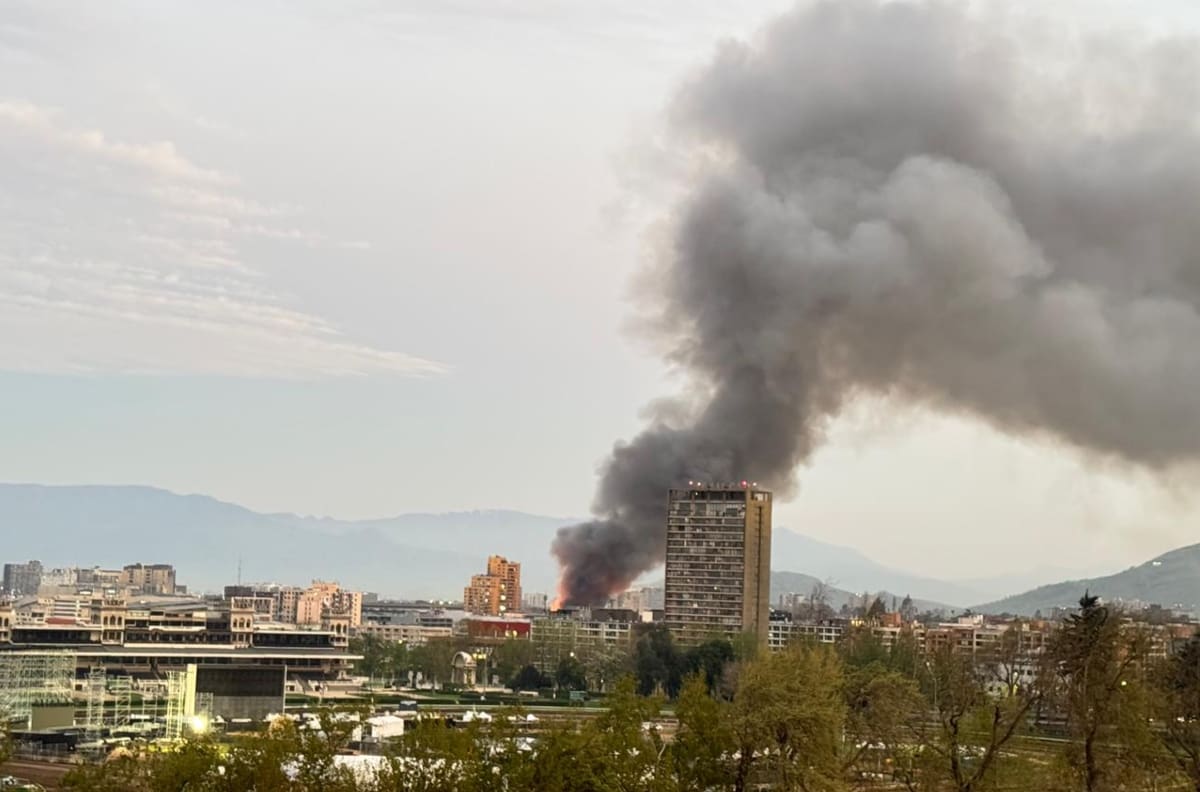 Aún no está controlado: Así se originó el grave incendio en Barrio Meiggs