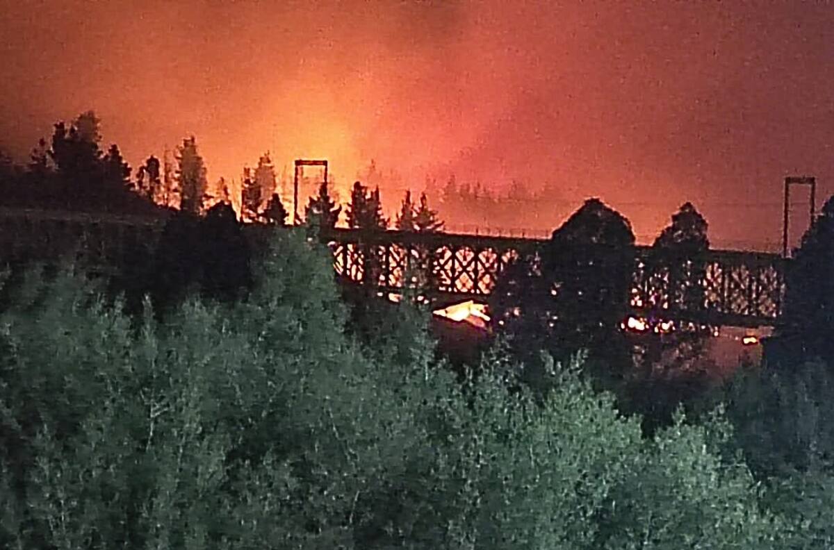 VIDEO | Incendio en Collipulli consume estadio municipal, monasterio y cuartel de Bomberos: SENAPRED ordena evacuación inmediata