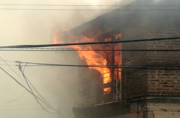 VIDEO | Un adolescente detenido y otro en riesgo vital deja voraz incendio en hogar de menores en Concepción