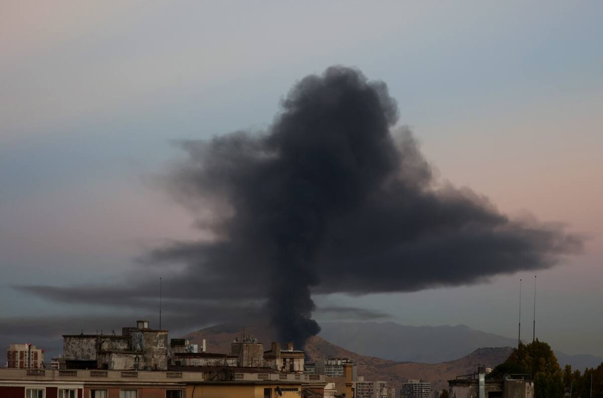 Alerta por incendio que deja gigantesca columna de humo visible en toda la RM