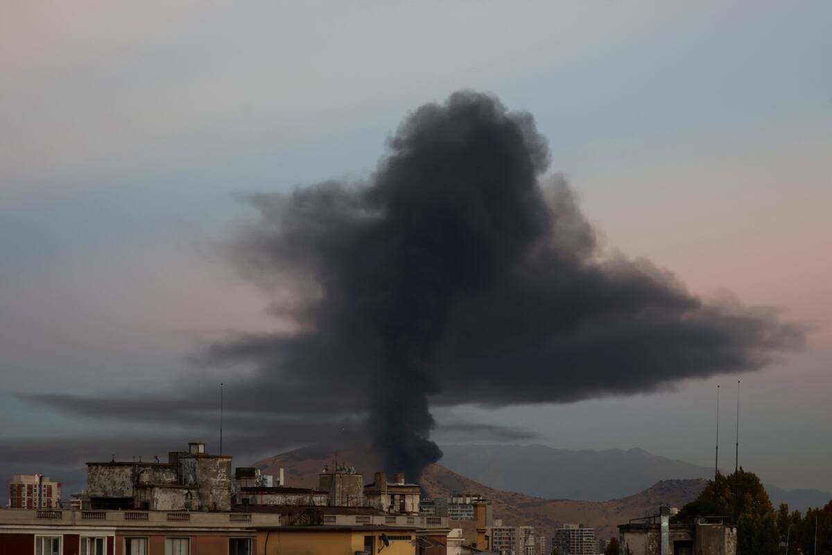 El siniestro que afecta a una fábrica textil ha dejado una humareda nega visible en gran parte de la RM. Foto: Agencia Aton.