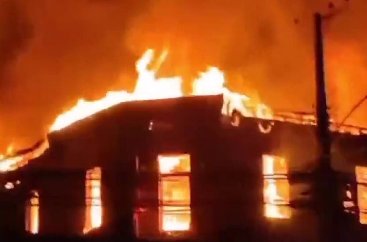 VIDEO | Incendio destruye 20 locales comerciales en Limache