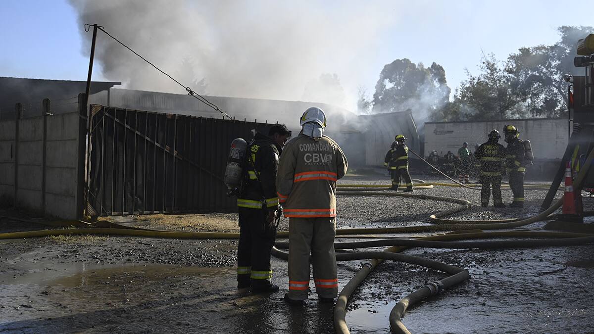Insólito: Sancionaron a bombero en Valparaíso por acudir a incendio sin permiso y ayudar a vecinos