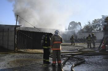 Insólito: Sancionaron a bombero en Valparaíso por acudir a incendio sin permiso y ayudar a vecinos