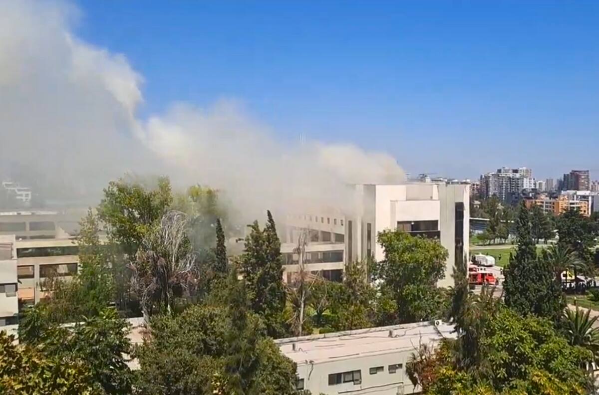 VIDEO | Así se ve el incendio que afecta a escuela de Carabineros