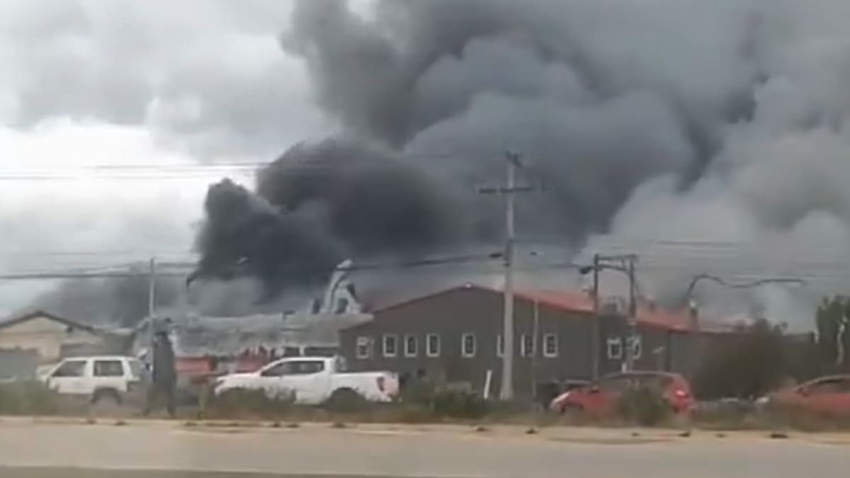 Video | Voraz incendio consume planta pesquera en Punta Arenas