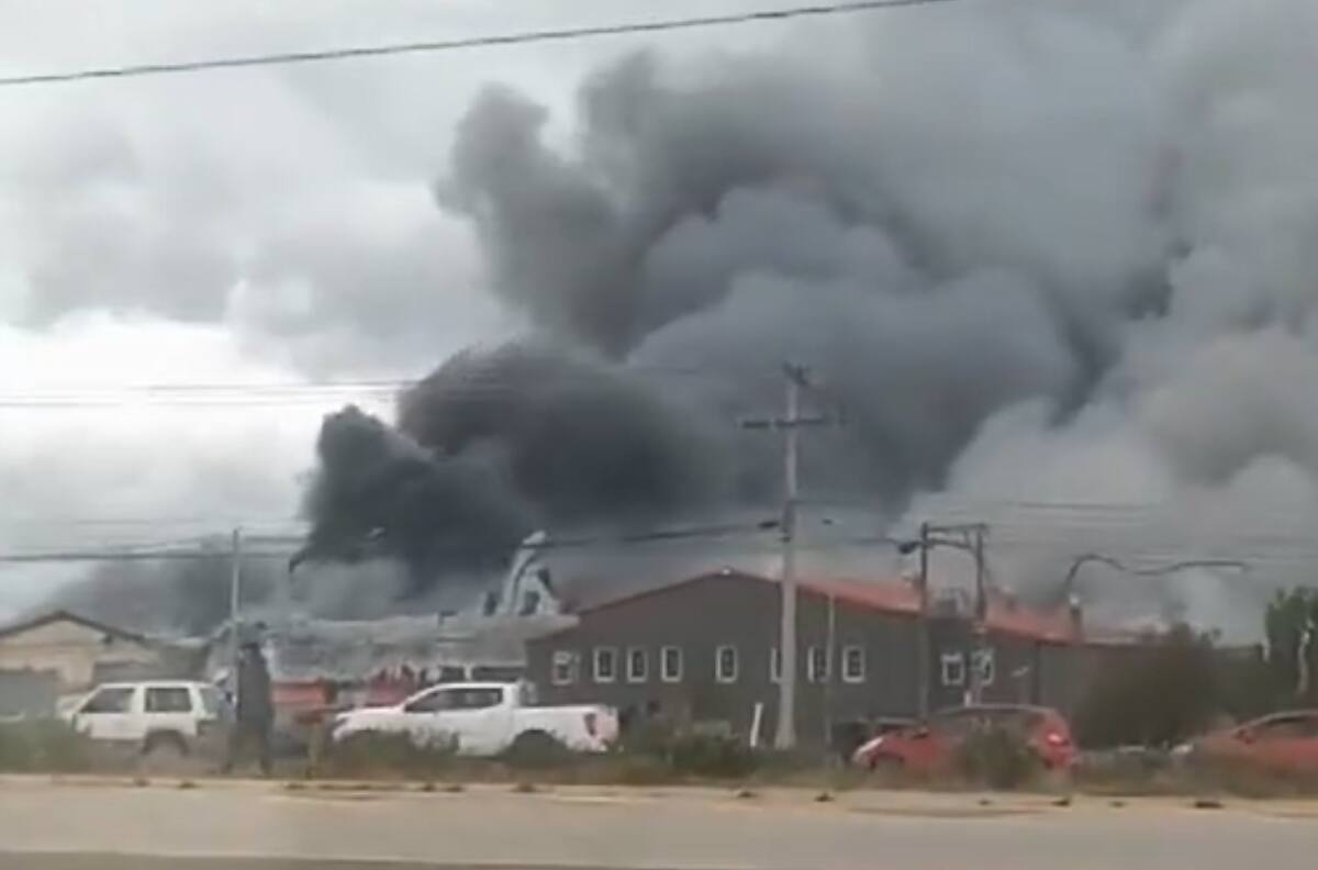 Video | Voraz incendio consume planta pesquera en Punta Arenas