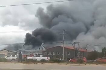Video | Voraz incendio consume planta pesquera en Punta Arenas