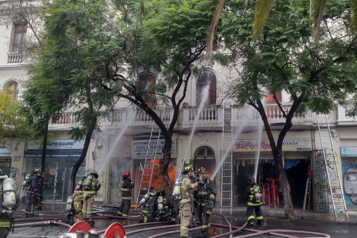 El siniestro mantiene el tránsito cortado entre Avenida Brasil y Erasmo Escala.