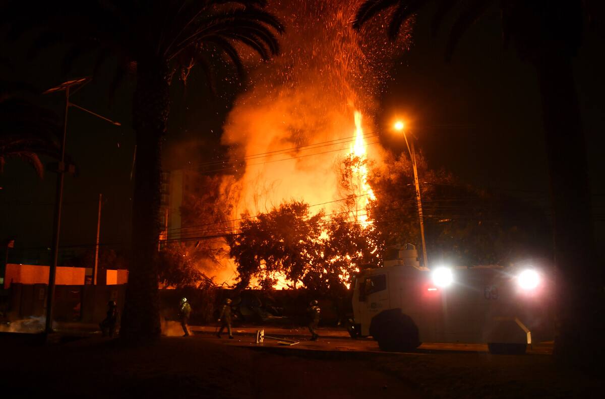 “Otra vez los hinchas de U. de Chile”: prensa argentina reacciona al incendio en La Serena tras banderazo