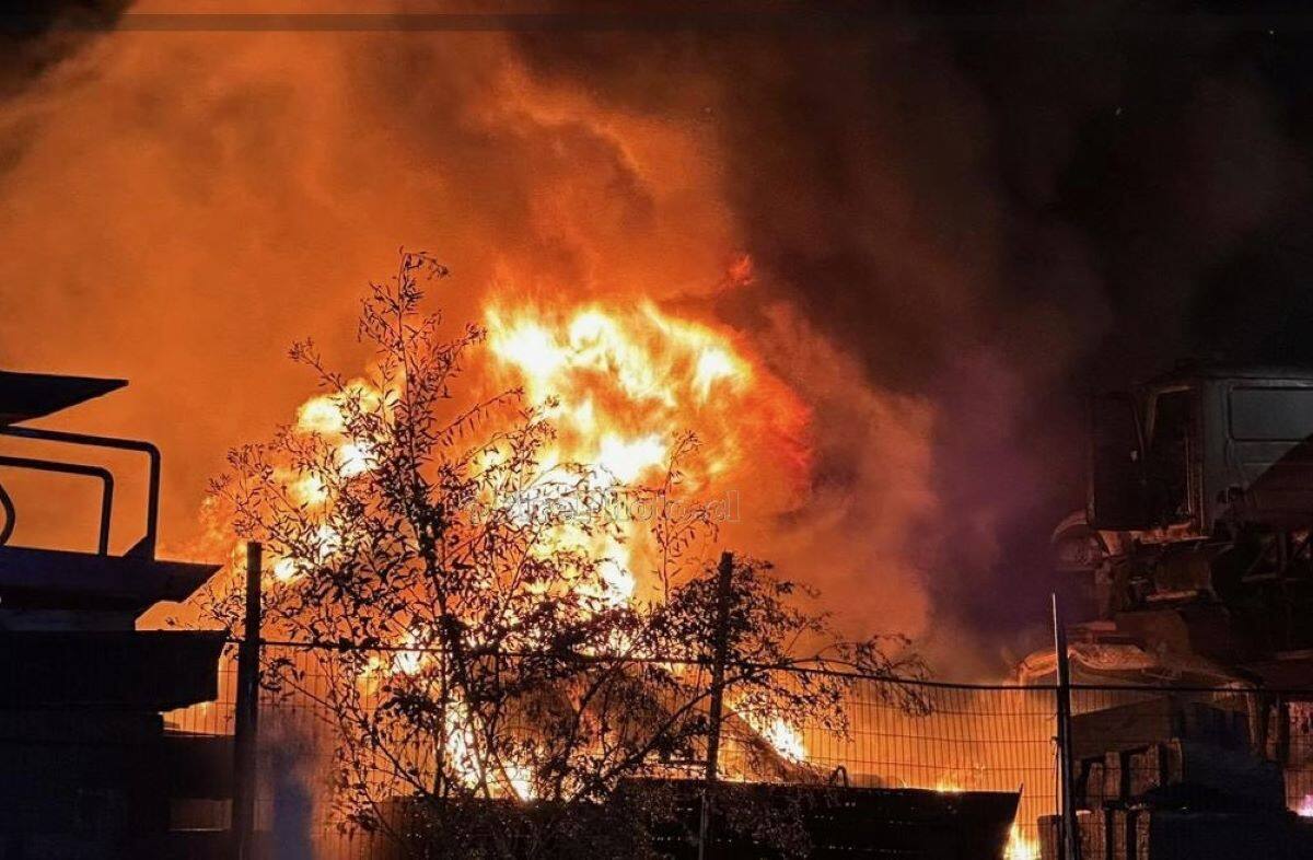 El fuego provocó una gran columna de humo negro por causas que aún se desconocen. Créditos: ATON.