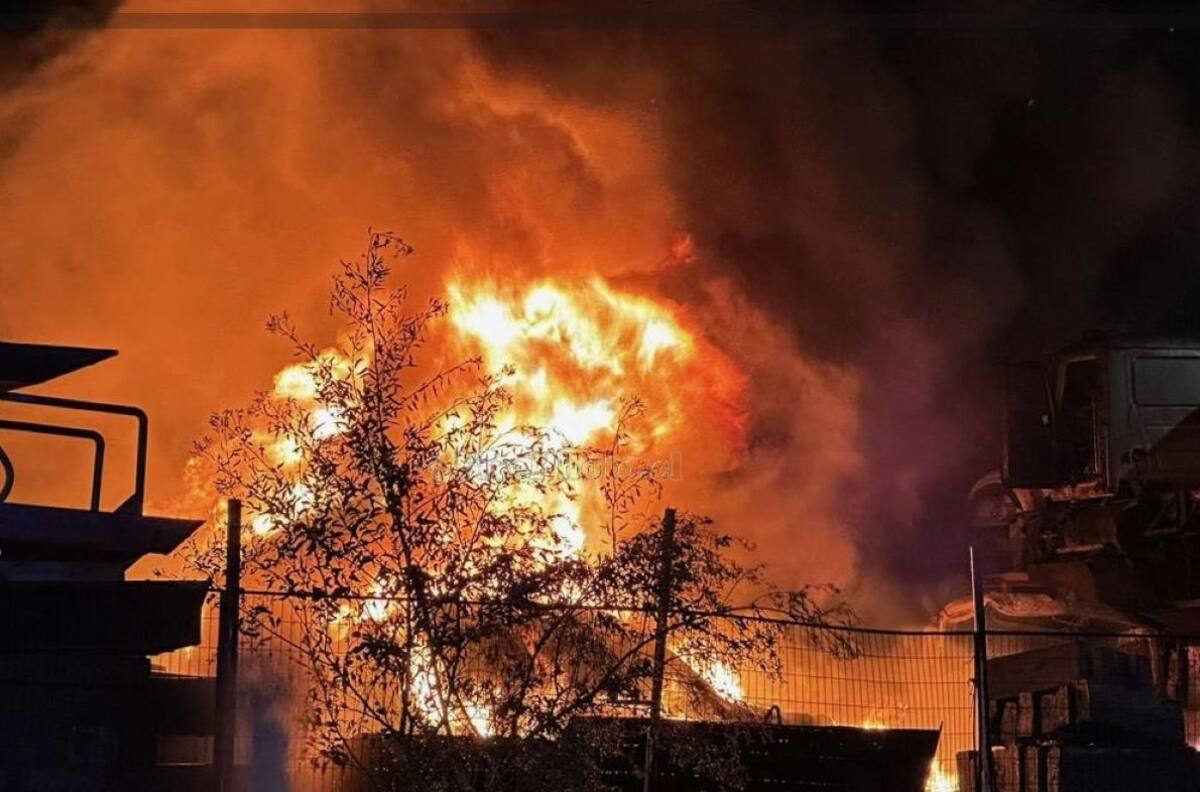 Incendio en Lampa: Siniestro de gran magnitud dejó 6 camiones quemados en planta con desechos de minería
