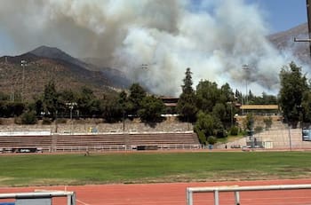 “En terrenos del club”: la UC se pronuncia tras el gran incendio forestal que afecta a San Carlos de Apoquindo