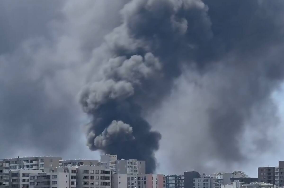 Controlan voraz incendio que afectó a fábrica de plásticos en San Joaquín: columna de humo fue visible en la RM