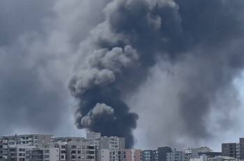 Controlan voraz incendio que afectó a fábrica de plásticos en San Joaquín: columna de humo fue visible en la RM