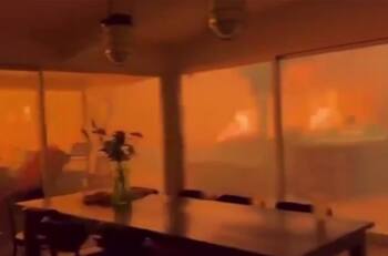 VIDEO | El momento en el que un incendio en California bordea la casa de un hombre junto a su perro: ya son más de 30 mil evacuados