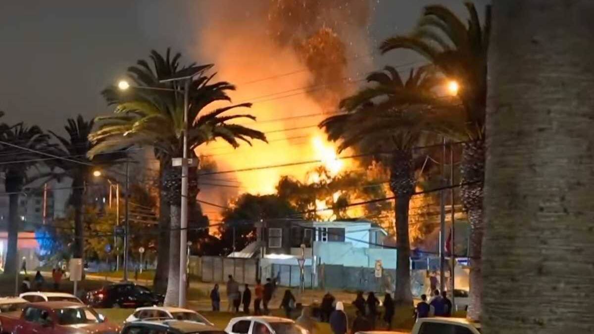 VIDEO | “Hotelazo” de la U terminó de la peor forma: hinchas provocaron incendio en la concentración