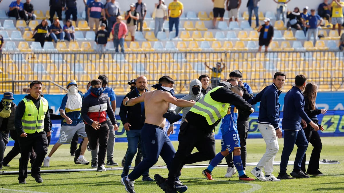 En Everton lanzan dura advertencia a los hinchas que invadieron la cancha en partido ante la UC