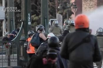 Padre de carabinero que empujó a joven al Mapocho: "Mi hijo es una víctima" del destino