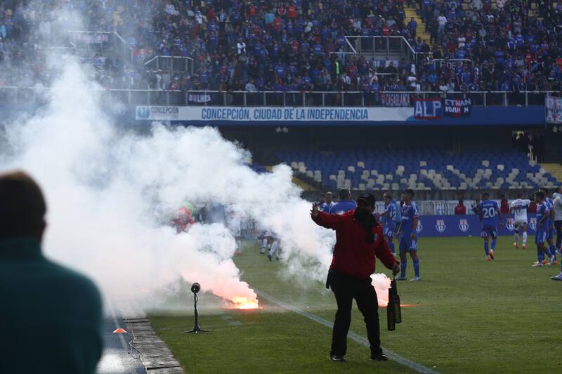 Los incidentes en el Clásico Universitario obligaron a la suspensión. Foto: Agencia Aton.
