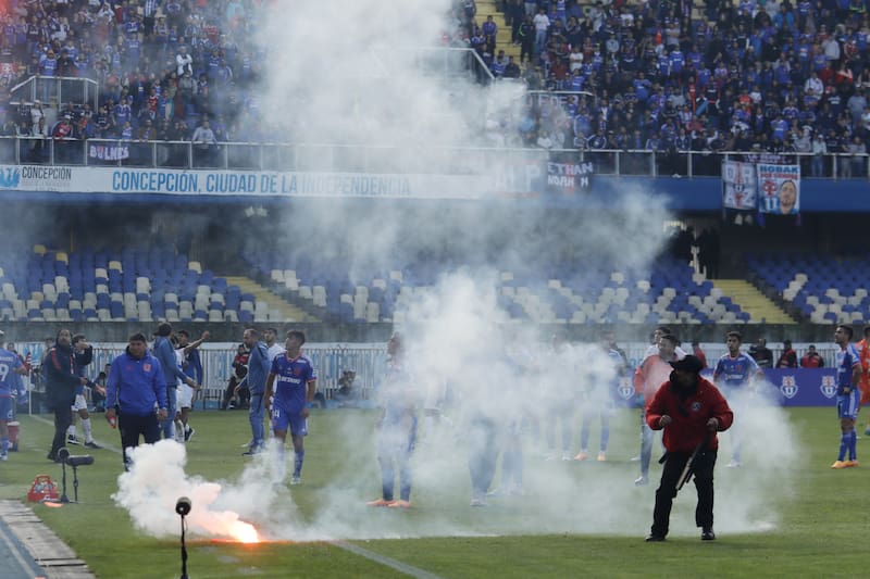Los incidentes que obligaron a suspender la edición 196 del Clásico Universitario. Foto: Agencia Aton.
