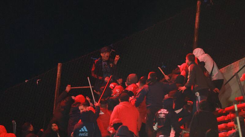 “Tiene una fractura en el cráneo”: Actualizan estado de hincha de la U herido de gravedad en Argentina