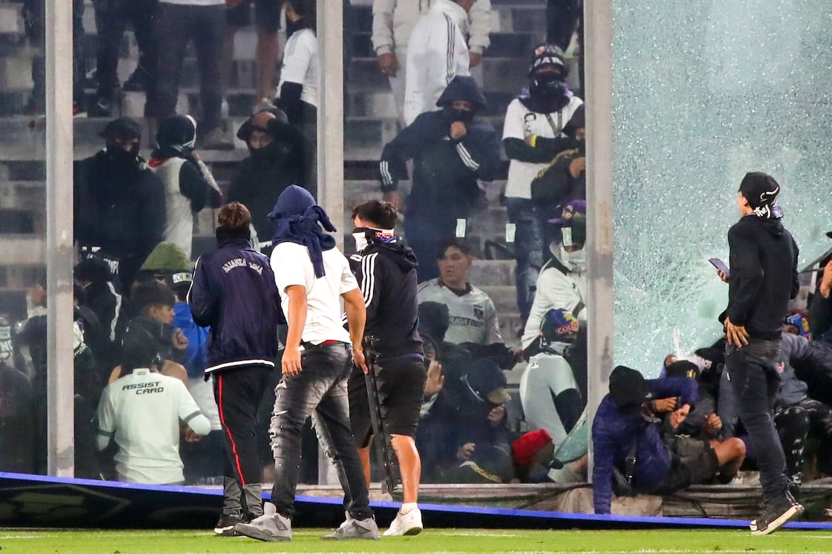 "Las sanciones que puede recibir Colo Colo podrían ser inéditas. El ingreso de gente a la cancha con intenciones de agredir a los rivales, es inaudito", afirma Calderón.