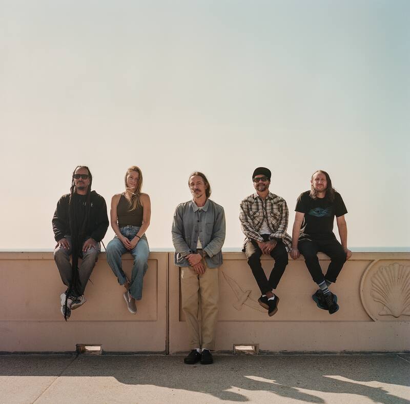 viene con un renovado álbum