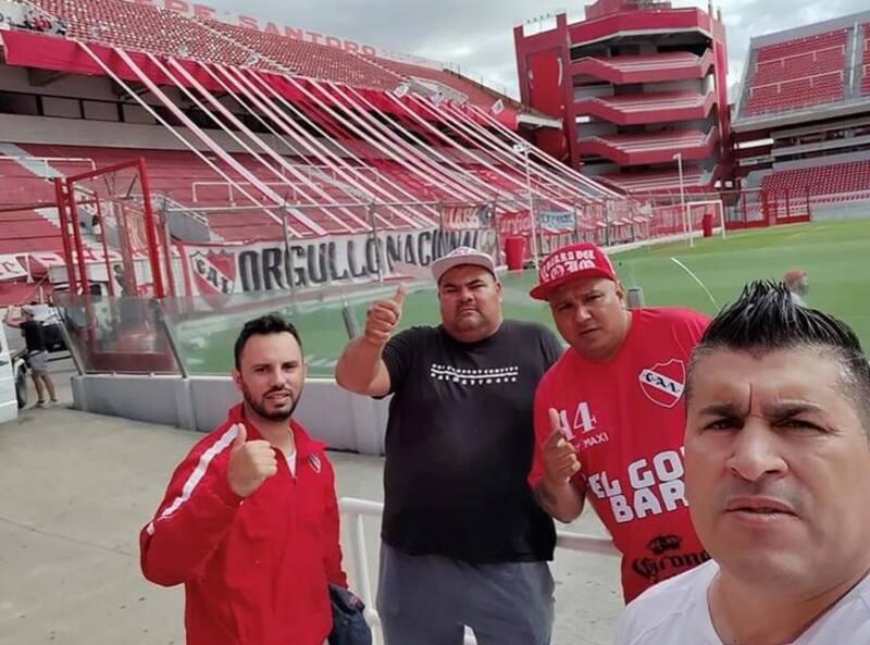 Líder de la barra en el Estadio Libertadores de América (al medio a la derecha).