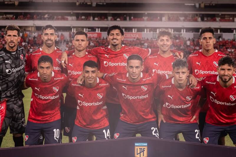 Felipe Loyola (abajo, quinto de izquierda a derecha) y Luciano Cabral (abajo, primero de izq. a der.), son piezas fundamentales en los Diablos Rojos.