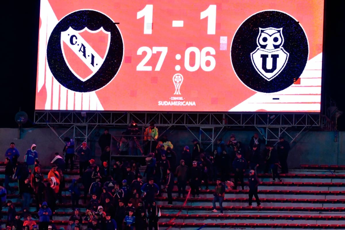 El partido de la Copa Sudamericana fue suspendido por incidentes.