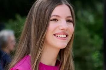 La Infanta Sofía se despide de sus padres, los Reyes de España