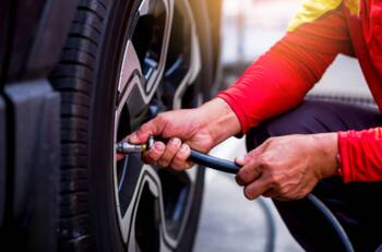 Tras polémico video de Shell: ¿Pueden las bencineras cobrar por echar aire a los neumáticos?