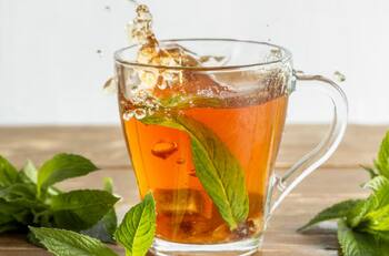 Aprende a preparar dos infusiones naturales que te ayudarán a combatir la acidez estomacal y el reflujo