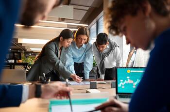 Las 10 mejores universidades para estudiar Ingeniería Comercial en Chile: Sueldos de $3.000.000 y 94% de empleabilidad