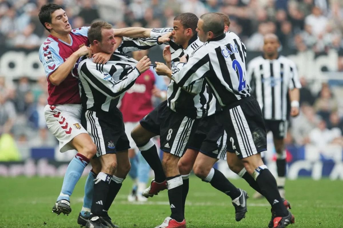 En pleno partido ante Aston Villa se cruzaron los compañeros en Newscatle United Kieron Dyer y Lee Bowyer.