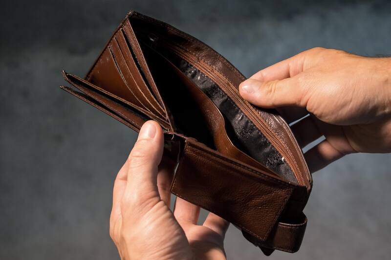 Esta ayuda económica se entrega a las personas que tengan un sueldo mínimo vigente, contrato vigente y trabajen entre 30 y 45 horas semanales.