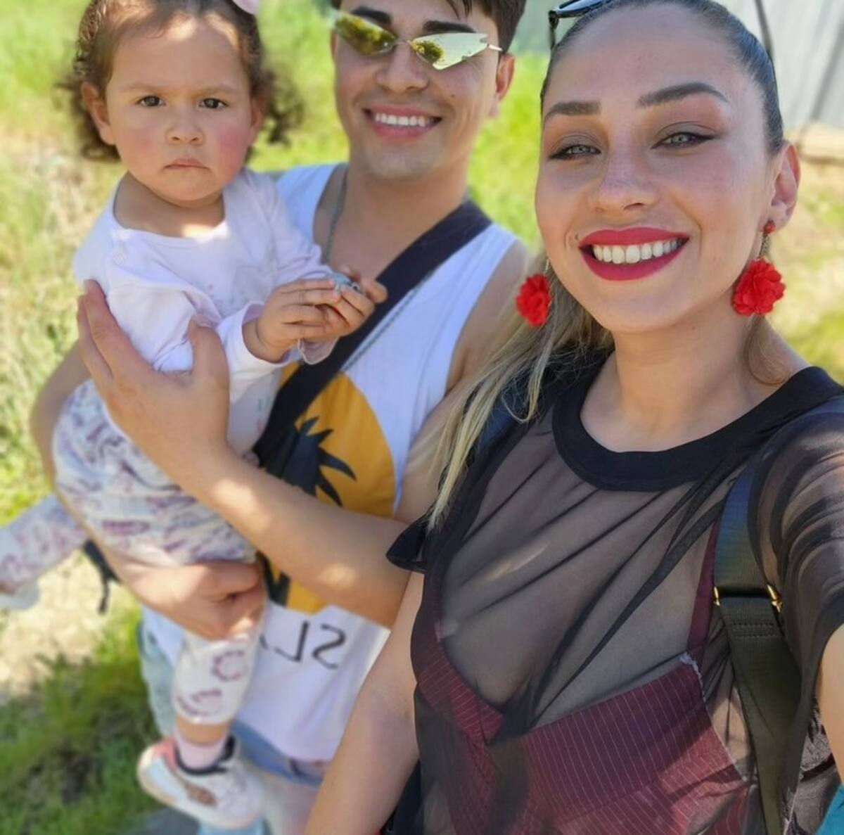 Ingrid Aceitón junto a su familia en el cementerio. Foto: Intagram.