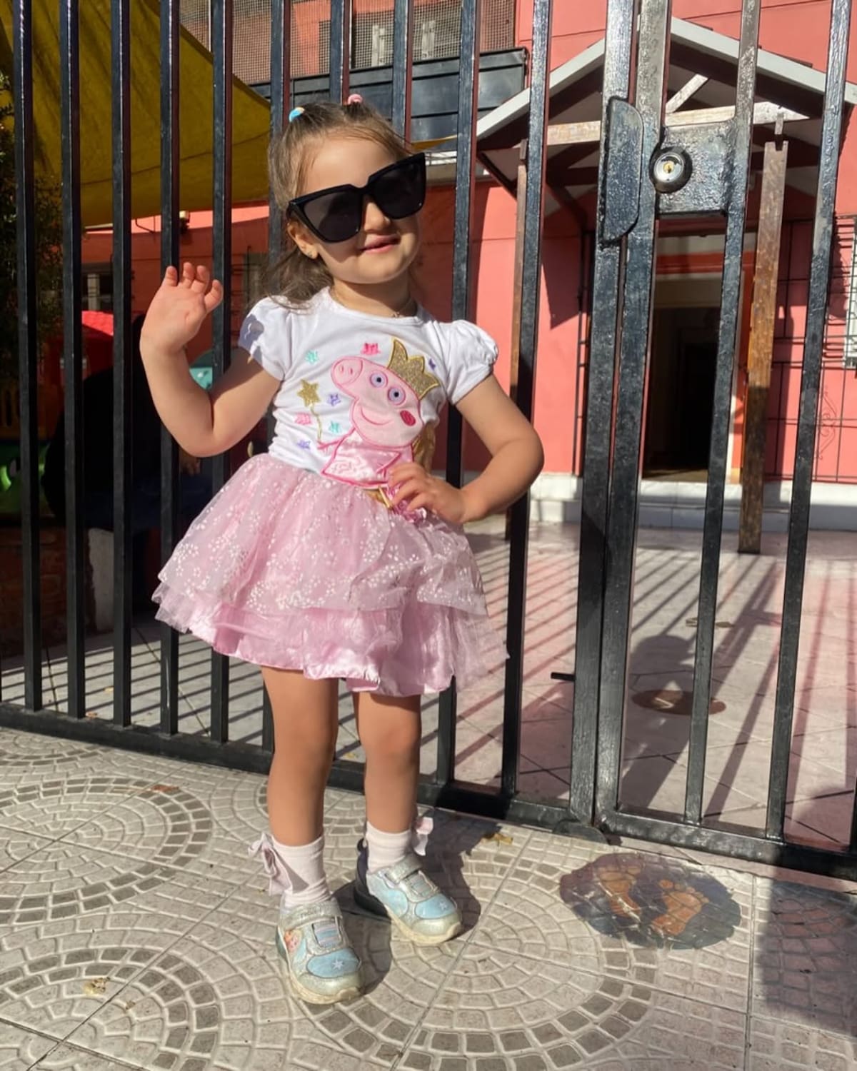 La actriz mostró orgullosa el primer día de su hija, destacando su outfit. Créditos: Instagram.