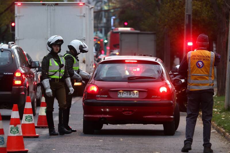 Santiago 2 de mayo de 2019
El Seremi de Transportes y Telecomunicaciones, Eddy Roldán, y el Jefe de Zona Tránsito y Carreteras, General Manuel Valdés, inician las fiscalizaciones en el marco del período de restricción vehicular 2019. en la fotografía carabineros junto al personal de fiscalización controlan a automovilistas.
Javier Salvo/ Aton Chile