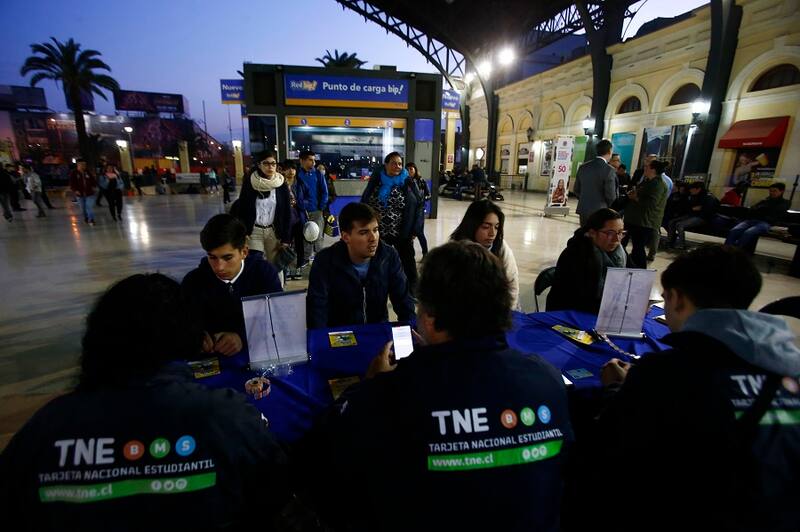 Santiago 17 de abril 2018.
El Director Nacional de Junaeb, Jaime Toha, da inicio al proceso de revalidacion y pegado de sello 2018 de la Tarjeta Nacional Estudiantil. El proceso beneficia a mas de 1 millon de estudiantes a lo largo del pais, quienes pueden optar a las tarifas rebajadas del transporte publico durante todo el año.
Christian Iglesias/Aton Chile.