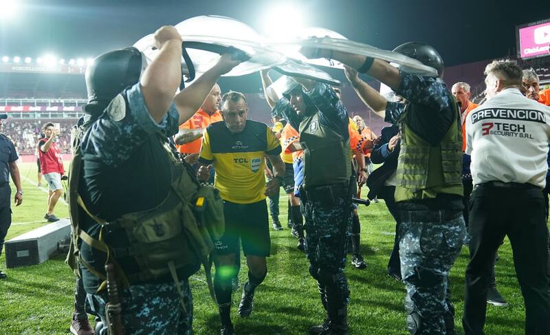 Inidentes en River vs Lanús en Argentina, árbitro