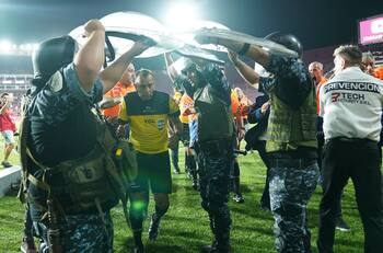 VIDEO| ¿Como en Chile? Hinchas agredieron al árbitro y jugadores de River Plate tras polémico partido