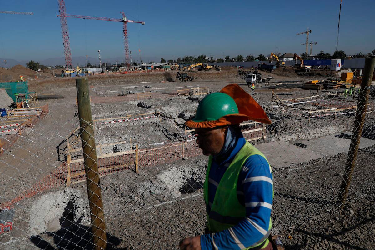 Anuncian decreto que resguarda procesos de construcción.