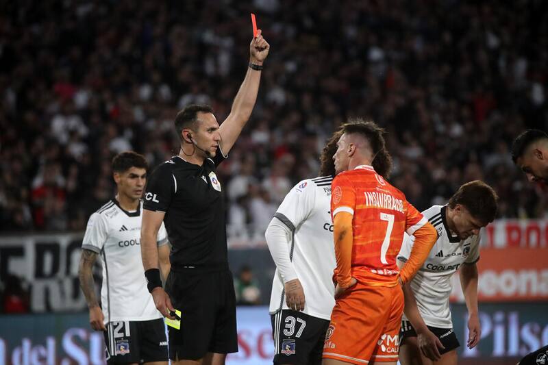 El delantero de los loínos fue expulsado en el duelo entre Colo Colo vs. Cobreloa. Foto: Aton.