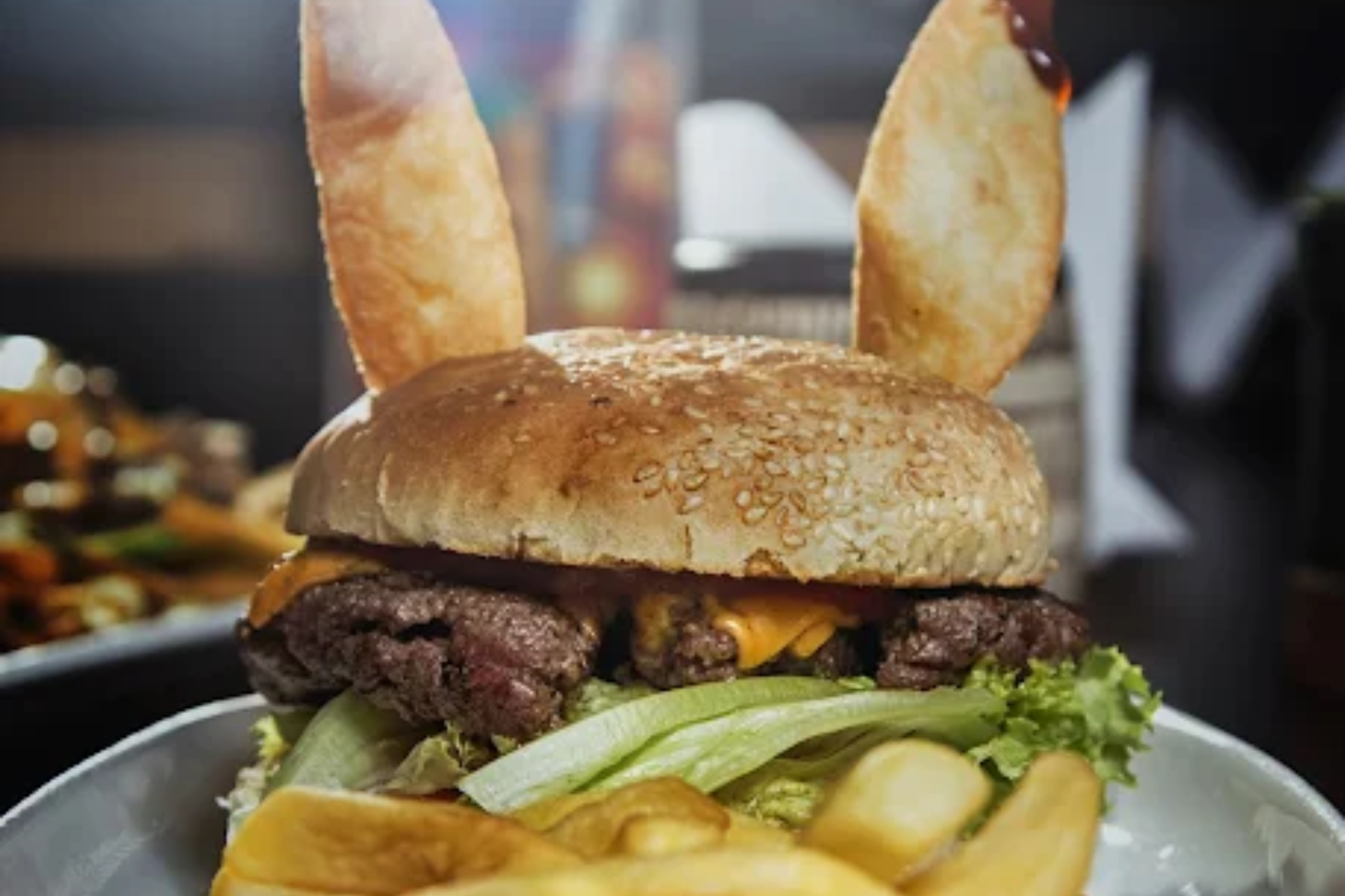 Con platos tematicos insipirados en la cultura de los videojuegos.
Foto: Insert Coin Bar Ñuñoa.