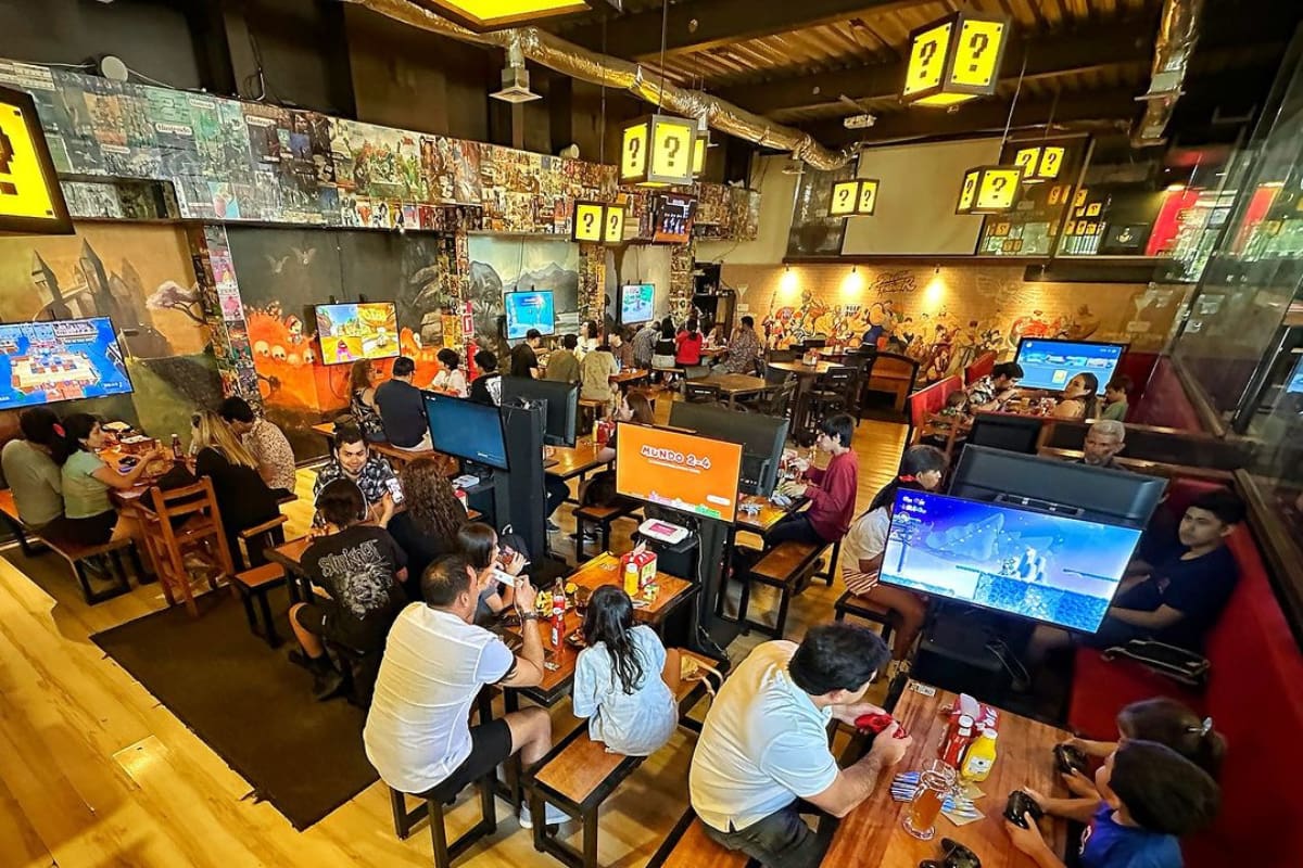 El restobar temático tiene varios videojuegos.