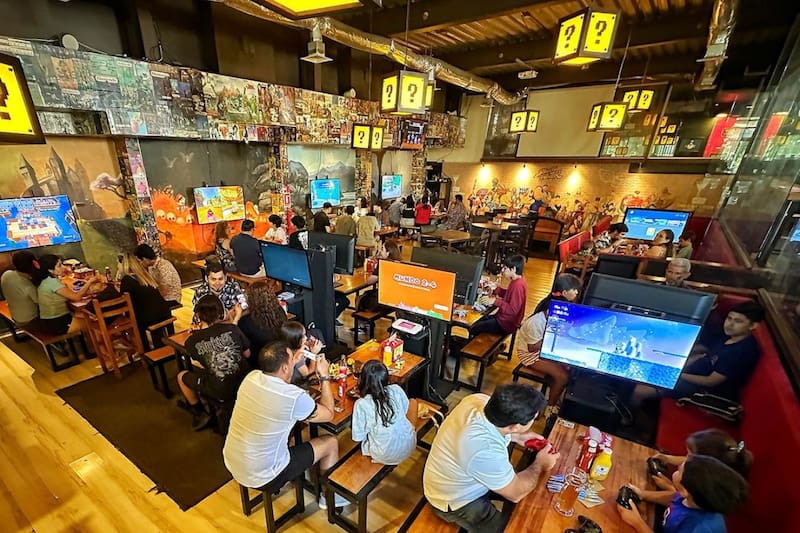 El restobar temático tiene varios videojuegos.