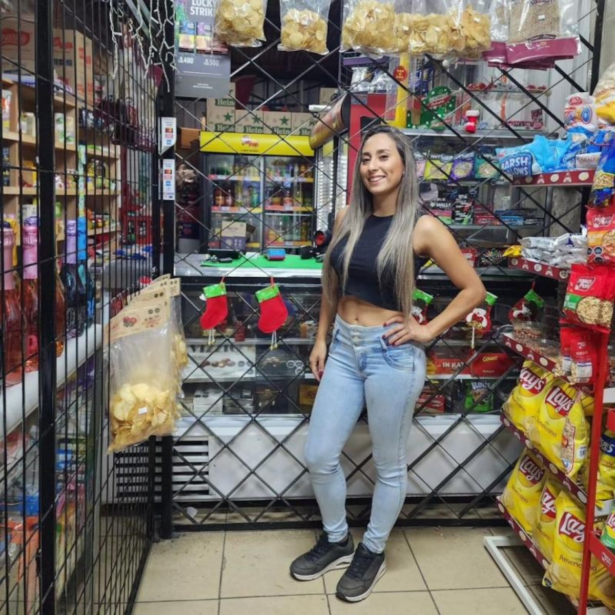 Cindy Nahuelcoy en su botillería.